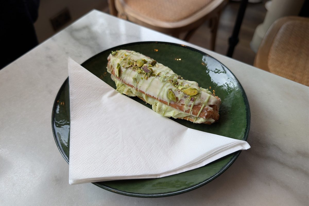 Home-Baked Éclairs with Even Shape